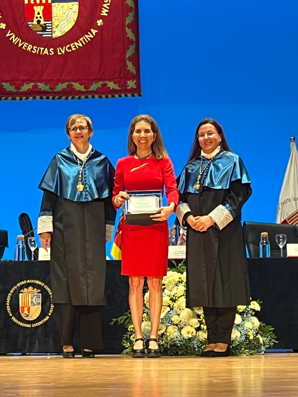 Nuria Oliver recibe el Galardón ELLIS Alicante recibe el Galardón San Alberto Magno 2025 en el marco del Acto de Graduación de las titulaciones de la Facultad de Ciencias de la Universidad de Alicante celebrado el 14 de noviembre de 2025.